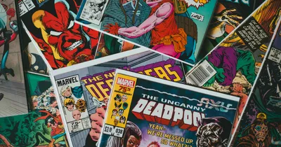 Vieux comic book écorné posé sur une table en bois, couverture partiellement visible