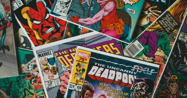 Vieux comic book écorné posé sur une table en bois, couverture partiellement visible
