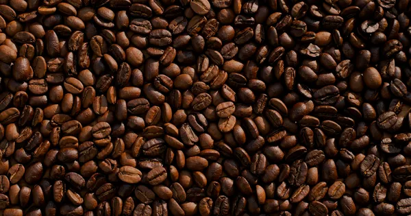 Gros plan de grains de café torréfiés remplissant tout le cadre