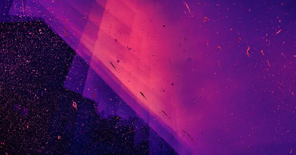 Dégradé violet et rose traversé de diagonales lumineuses, parsemé de fines particules