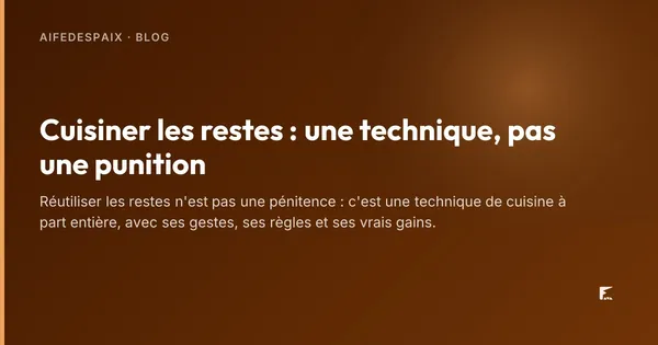 Plan de travail avec des restes de légumes, un fond de riz et une poêle chaude