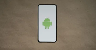 Téléphone Android affichant un écran d'accueil minimaliste posé sur un bureau