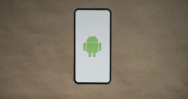 Téléphone Android affichant un écran d'accueil minimaliste posé sur un bureau
