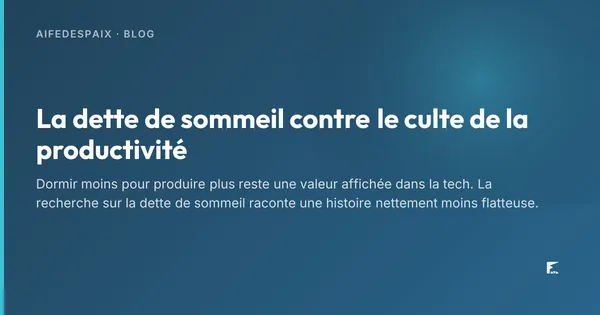 Un réveil analogique posé sur une table de nuit dans une chambre sombre, aiguilles sur le petit matin