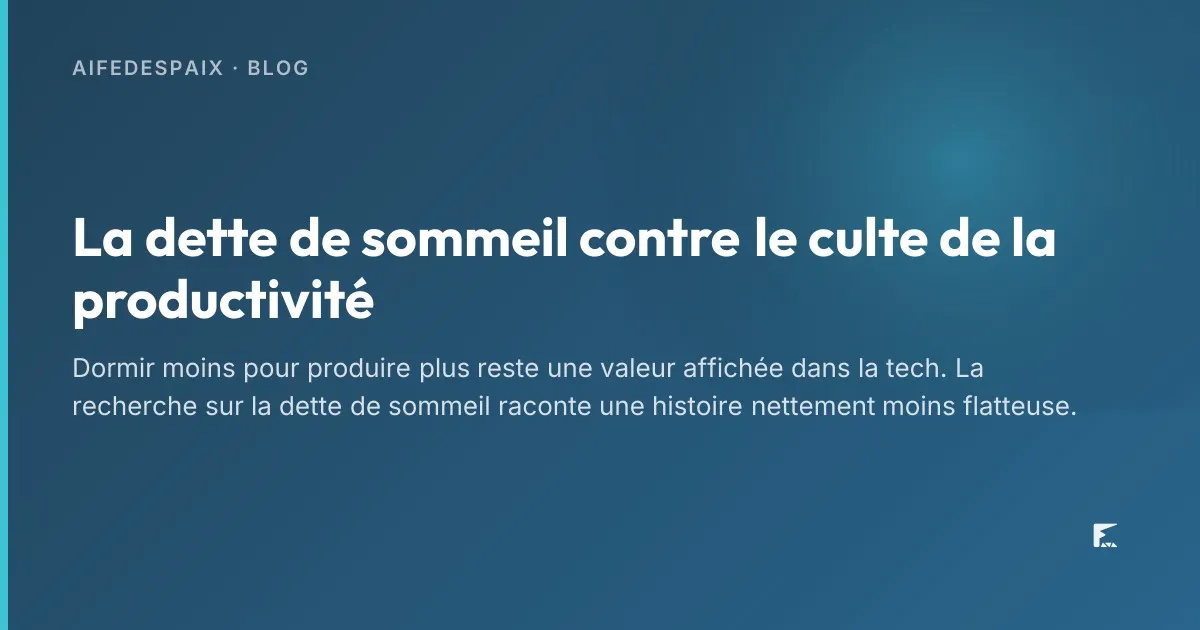 Un réveil analogique posé sur une table de nuit dans une chambre sombre, aiguilles sur le petit matin