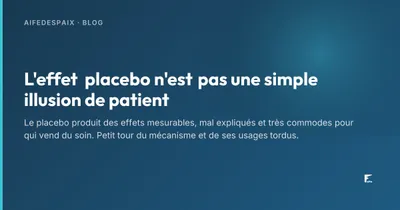 Gélules blanches alignées sur une table à côté d'un flacon sans étiquette