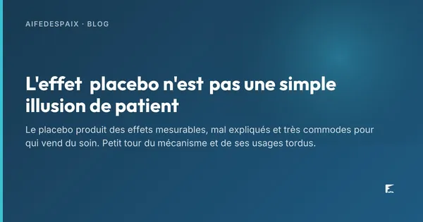 Gélules blanches alignées sur une table à côté d'un flacon sans étiquette
