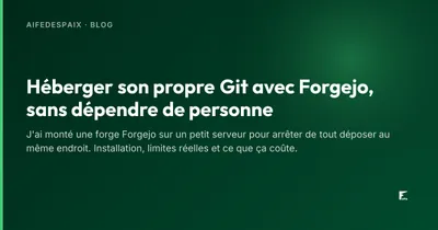 Un petit serveur domestique posé sur une étagère, diode d'activité allumée près d'un câble réseau