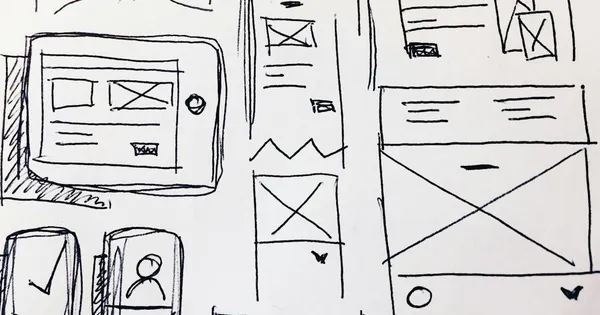 Croquis de storyboard au crayon noir, cases alignées et silhouettes identiques sur une feuille blanche