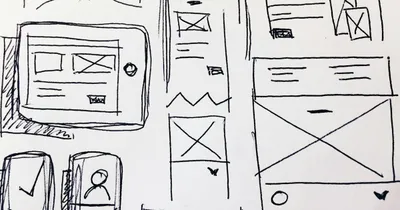 Croquis de storyboard au crayon noir, cases alignées et silhouettes identiques sur une feuille blanche