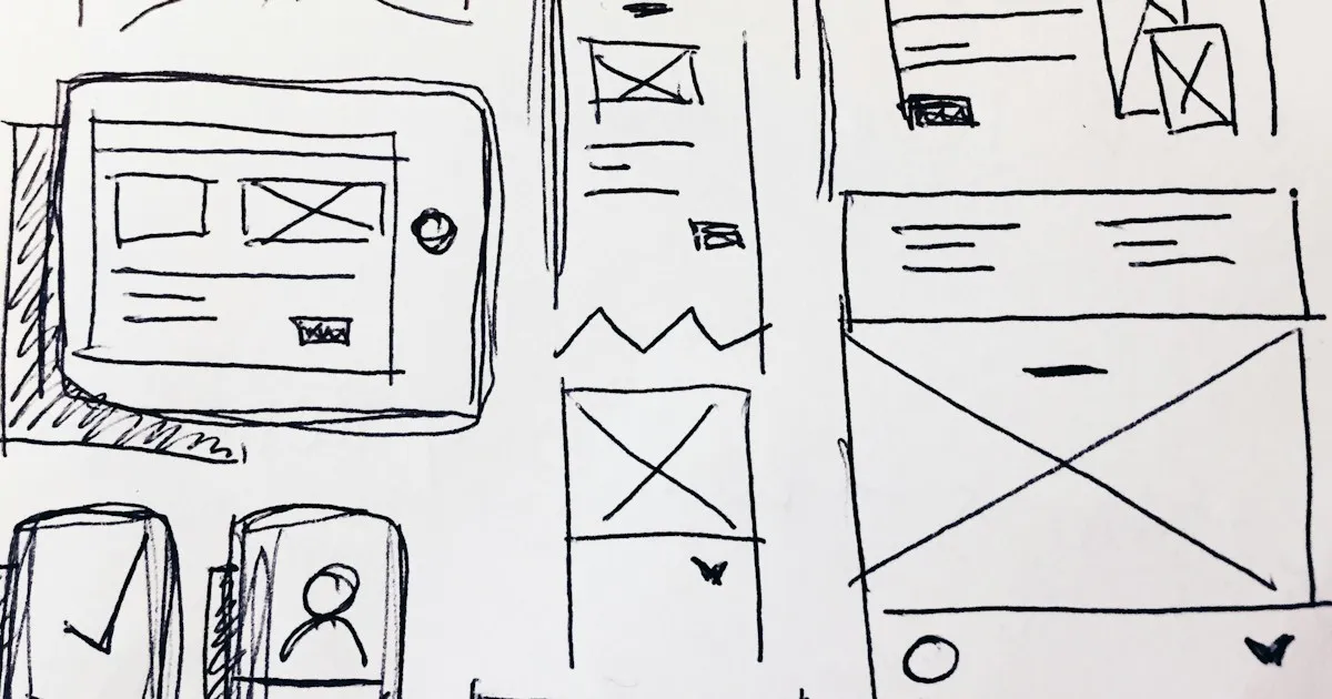 Croquis de storyboard au crayon noir, cases alignées et silhouettes identiques sur une feuille blanche