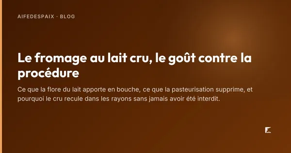 Plateau de fromages fermiers affinés avec croûtes naturelles et découpes irrégulières