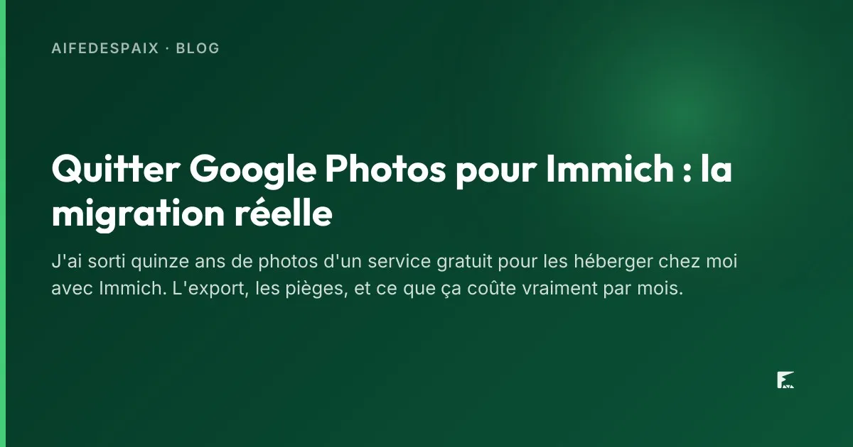 Un disque dur externe branché à un petit serveur, à côté d'un téléphone affichant une galerie de photos