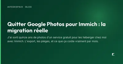 Un disque dur externe branché à un petit serveur, à côté d'un téléphone affichant une galerie de photos