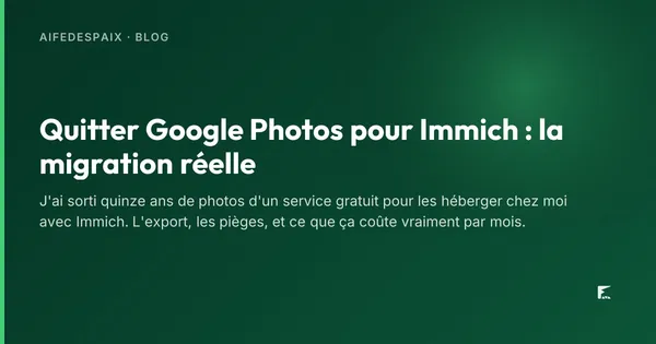 Un disque dur externe branché à un petit serveur, à côté d'un téléphone affichant une galerie de photos