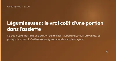 Lentilles sèches et pois chiches dans des bols en terre sur une table en bois