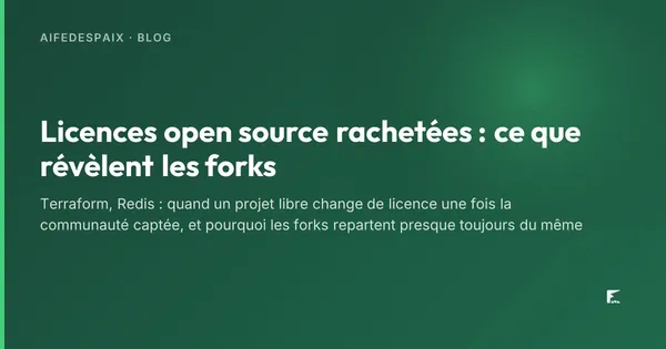 Cadenas posé sur un clavier d'ordinateur dans une lumière bleutée