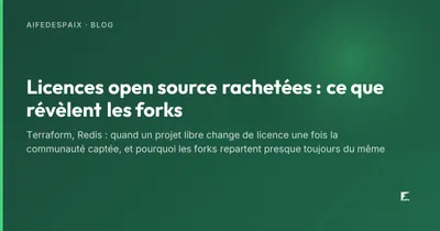Cadenas posé sur un clavier d'ordinateur dans une lumière bleutée