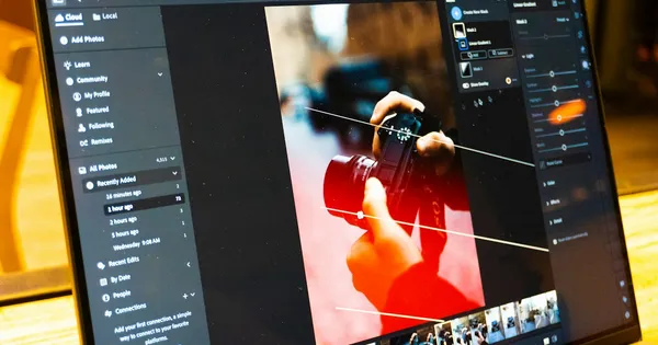 Écran d'ordinateur montrant la retouche d'une photo d'appareil photo, avec le panneau de réglages à droite