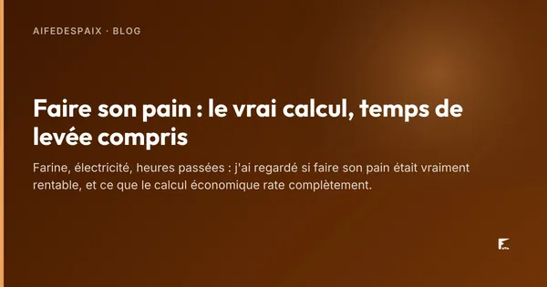 Une miche de pain de campagne fendue sur une grille de refroidissement, farine répandue autour
