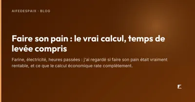 Une miche de pain de campagne fendue sur une grille de refroidissement, farine répandue autour