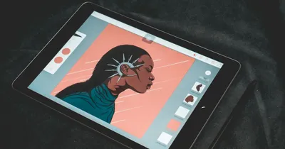 Tablette posée sur un tissu sombre, affichant le portrait dessiné d'une femme et son panneau de calques
