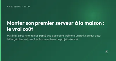 Petit ordinateur serveur posé sur une étagère avec un câble réseau branché