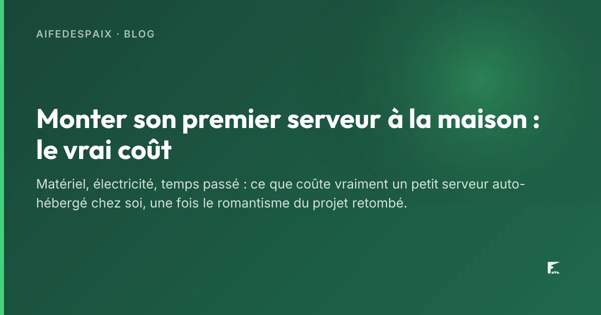 Petit ordinateur serveur posé sur une étagère avec un câble réseau branché