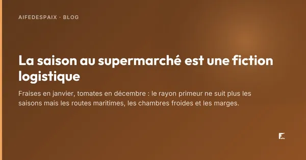 Étal de supermarché avec des fruits d'été présentés sous lumière artificielle en plein hiver