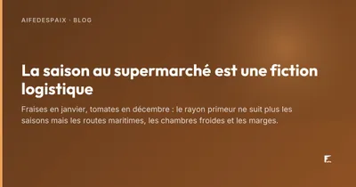 Étal de supermarché avec des fruits d'été présentés sous lumière artificielle en plein hiver