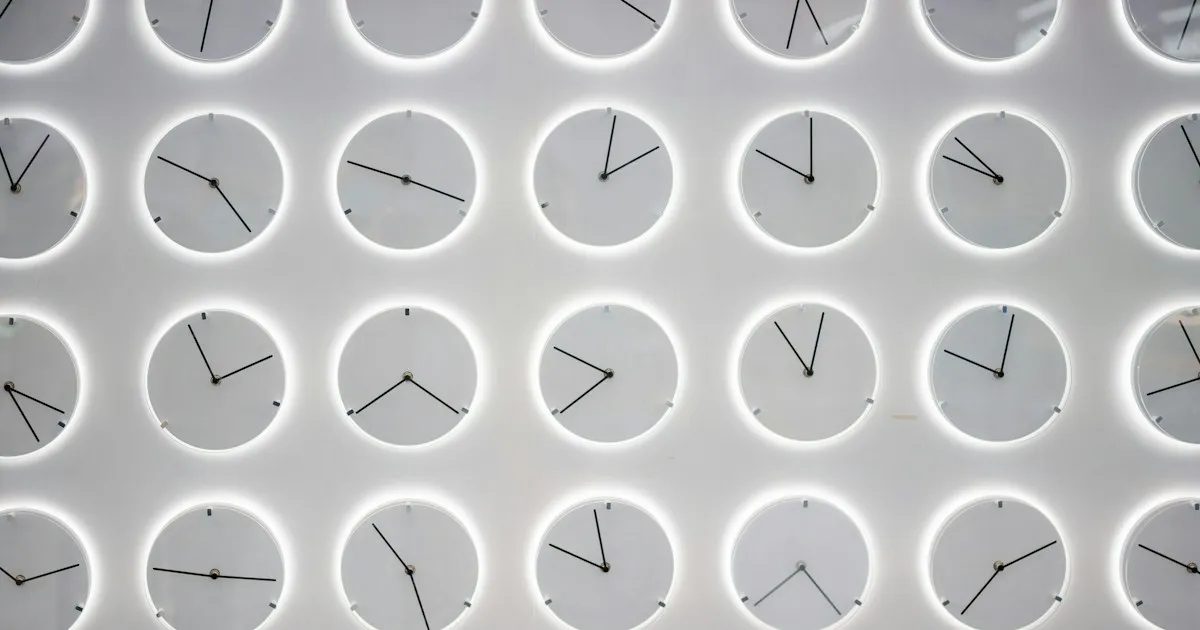 Grille de cadrans d'horloge blancs dans des disques clairs, aiguilles placées différemment